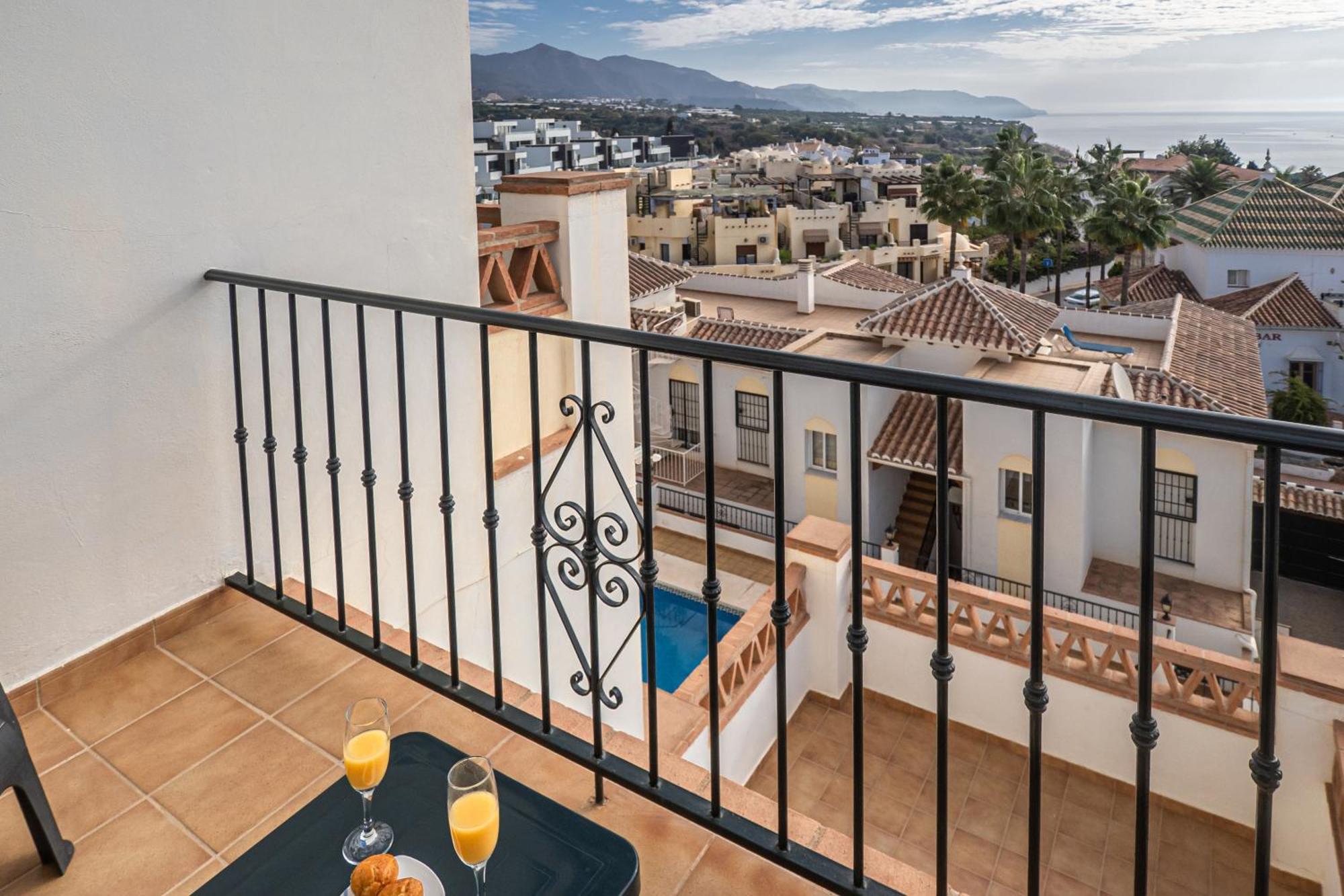 Apartamentos Chimenea Nerja Bagian luar foto