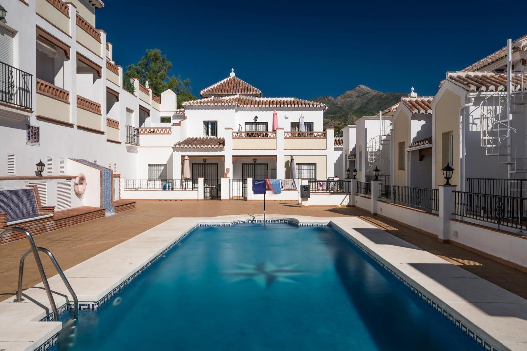 Apartamentos Chimenea Nerja Ruang foto